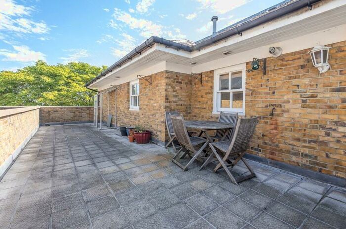 2 Bedroom Flat To Rent In Lewisham Way London, SE4