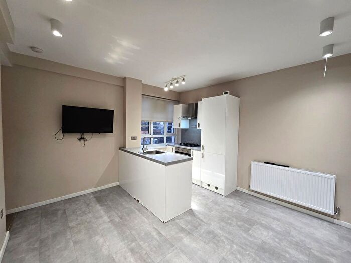 3 Bedroom Flat To Rent In Beaumont Court Upper Clapton Road, London, E5