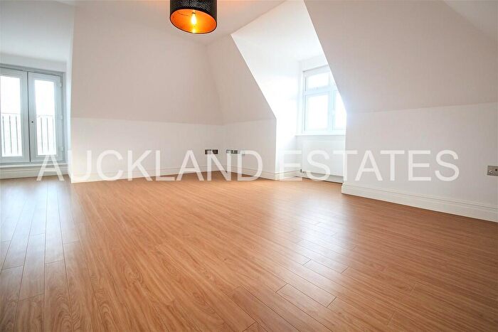 2 Bedroom Penthouse To Rent In Bluebridge Road, Brookmans Park, AL9