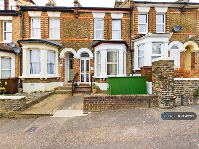 3 Bedroom Terraced House To Rent In Prospect Avenue, Strood, ME2
