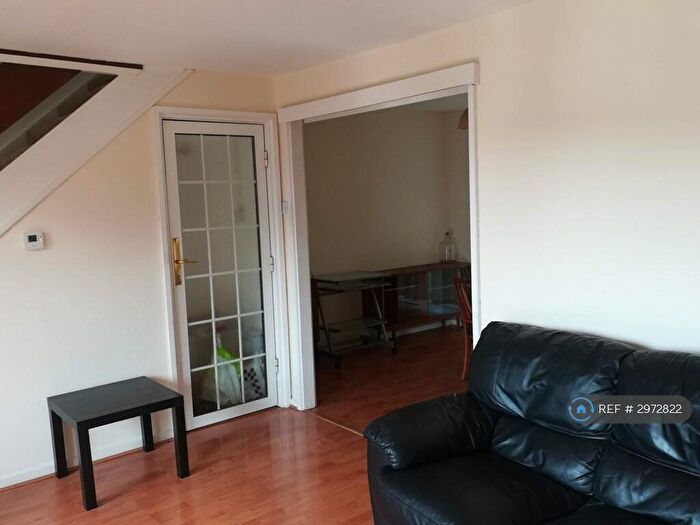 2 Bedroom Maisonette To Rent In Turnpike Link, Croydon, CR0