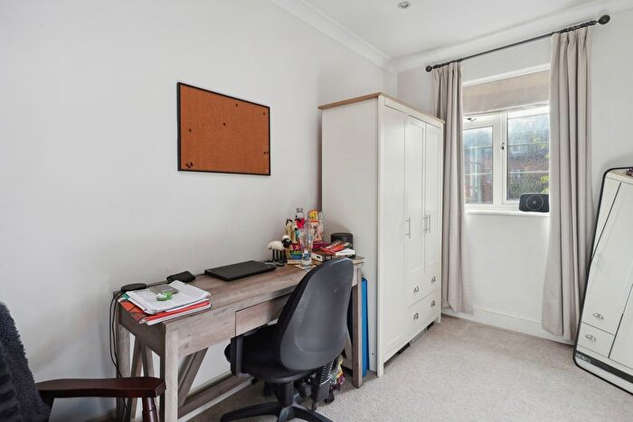 2 Bedroom Flat To Rent In Arlington Lodge Monument Hill, Weybridge, Surrey, KT13