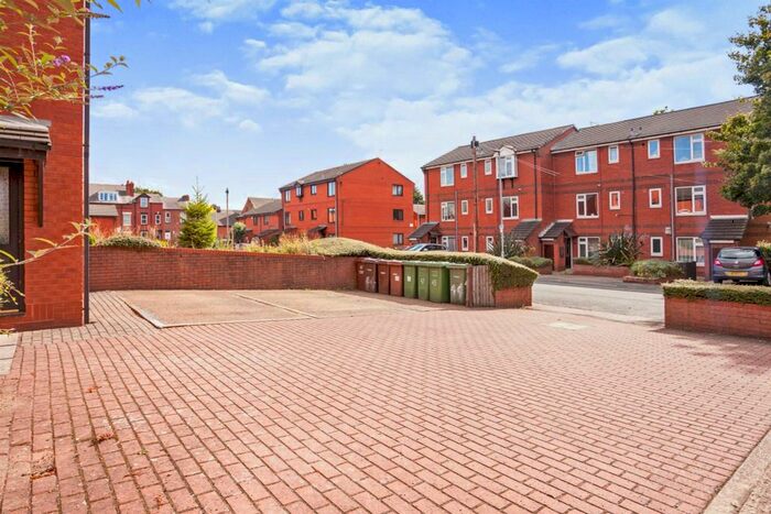 2 Bedroom Flat To Rent In Dickinson Court, Wakefield, WF1