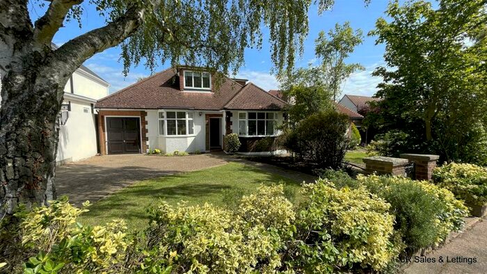4 Bedroom Detached Bungalow To Rent In Plough Hill, Cuffley, EN6