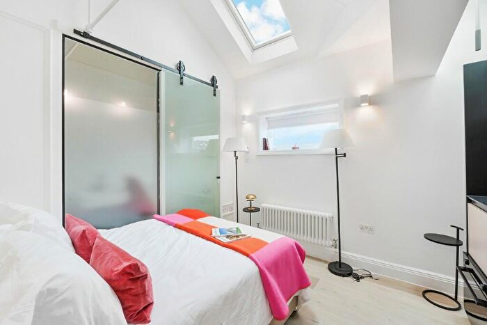 Studio To Rent In Haydon House, Haydon Way, SW11