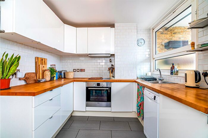 2 Bedroom Flat For Sale In Tottenham Road, Islington, London, N1