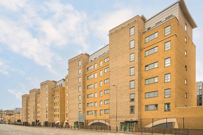 2 Bedroom Flat To Rent In Commercial Road, London, E14