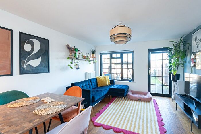 2 Bedroom End Terrace House For Sale In Barleymow Court, Betchworth, RH3