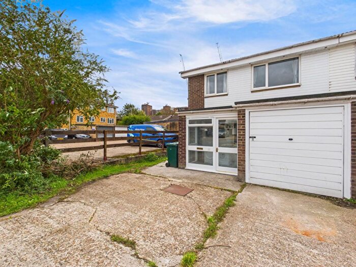 3 Bedroom Semi-Detached House To Rent In Robin Way, Staines-Upon-Thames, Middlesex, TW18