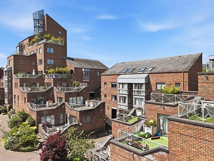 2 Bedroom Flat To Rent In Cumberland Mills Square, Canary Wharf, E14