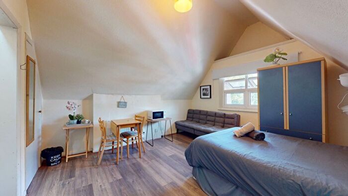 Studio To Rent In Park Avenue, London, NW2