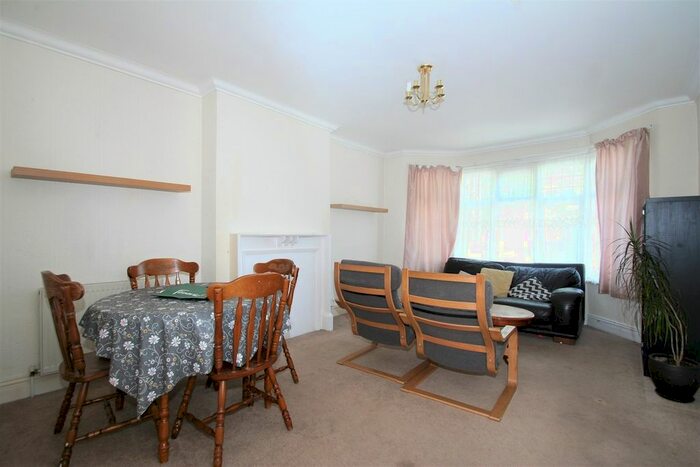 2 Bedroom Flat To Rent In Hoop Lane, London NW11