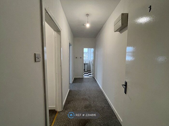 2 Bedroom Flat To Rent In Carlton Place, Halifax, HX1