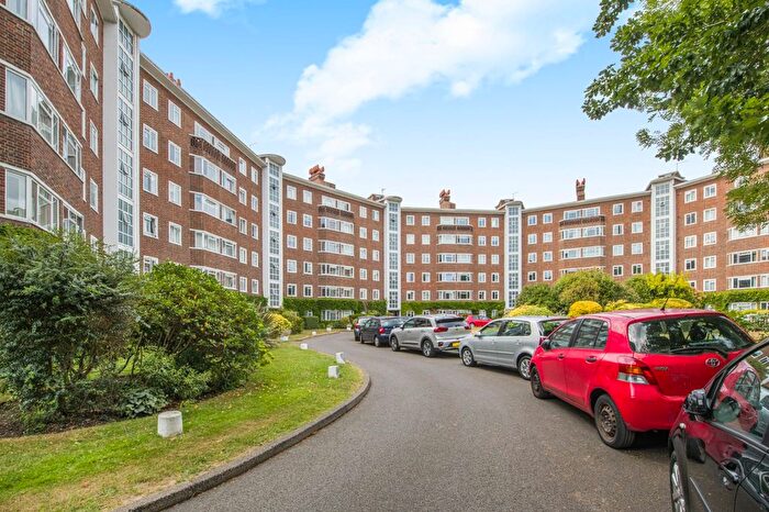 3 Bedroom Flat For Sale In Queens Court, Queens Road, TW10