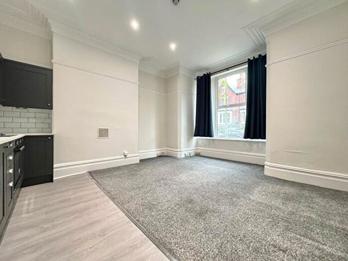 2 Bedroom Flat To Rent In Oakwood Avenue, Oakwood, Leeds, LS8