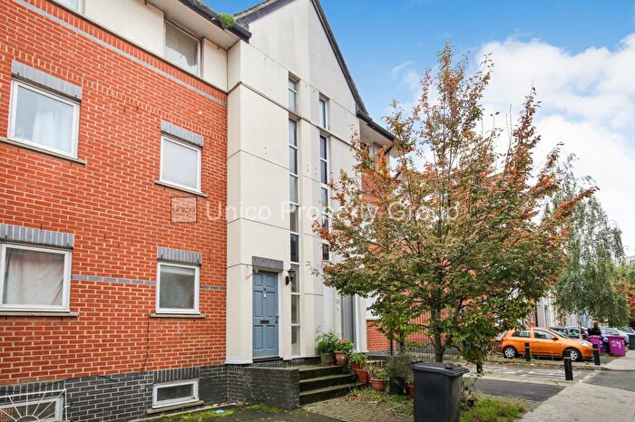 5 Bedroom Town House To Rent In Blondin Street, London, E3