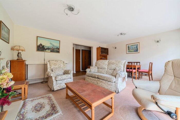 2 Bedroom Apartment To Rent In Oakleigh Road North, London, N20