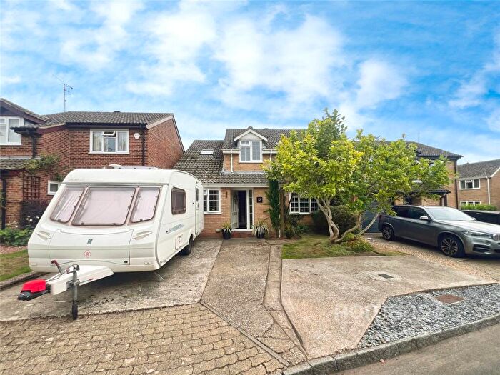 3 Bedroom Detached House For Sale In Kiln Way, Aldershot, Hampshire, GU11