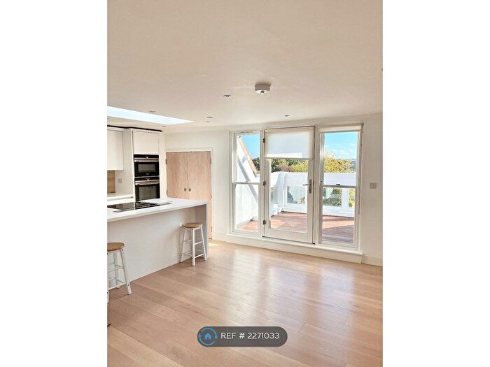 2 Bedroom Flat To Rent In King Georges Walk, Esher, KT10
