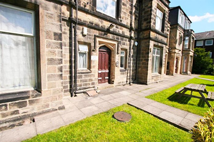 3 Bedroom Apartment To Rent In North Hill Road, Hyde Park, Leeds., LS6