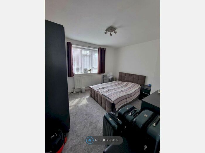 3 Bedroom Flat To Rent In Palliser House, London, E1