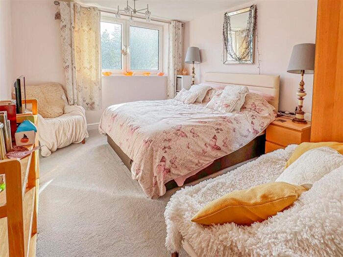 2 Bedroom Apartment For Sale In South Terrace, Littlehampton, BN17
