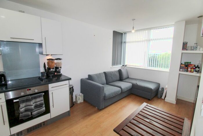 2 Bedroom Flat To Rent In Broadway, Salford, M50