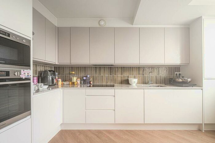 2 Bedroom Flat To Rent In Ballards Lane, Finchley Central, London, N3