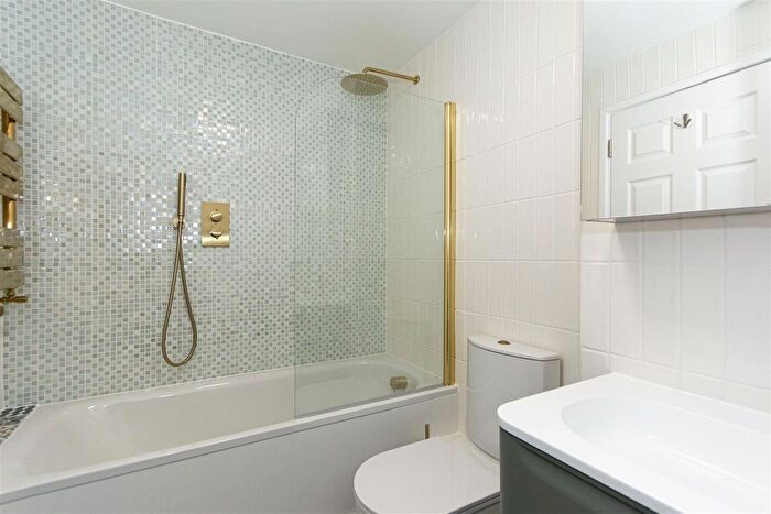 2 Bedroom Flat To Rent In Hertford Court, Falcon Road, SW11
