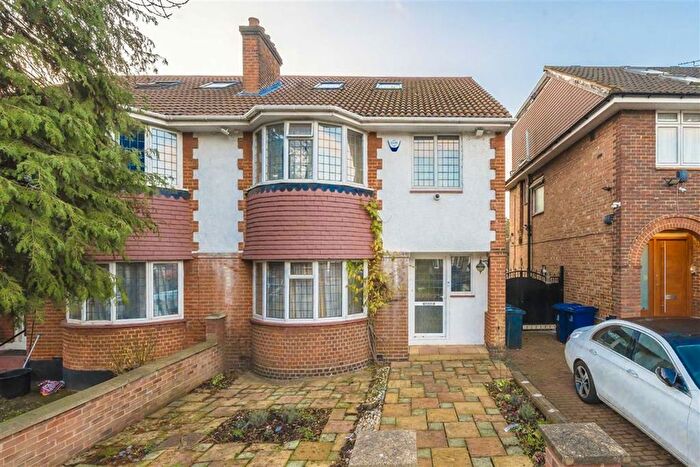 2 Bedroom Property For Sale In Bowes Road, Acton, W3