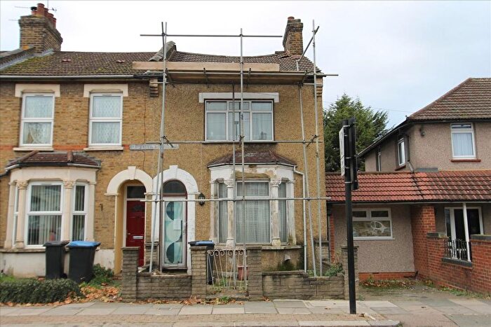 3 Bedroom End Terrace House For Sale In Haselbury Road, London, N18