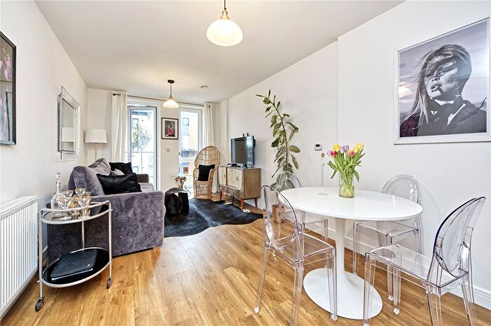 1 Bedroom Flat To Rent In Colonnade Gardens, Askew Road, London, W3