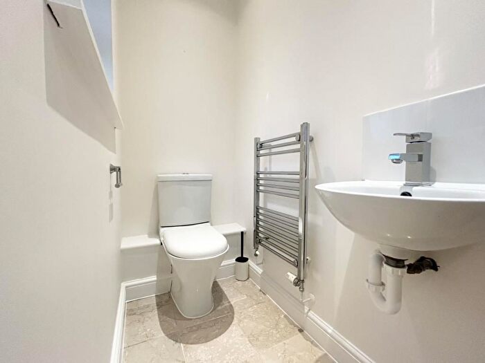 2 Bedroom End Of Terrace House To Rent In Lightwater, Surrey, GU18