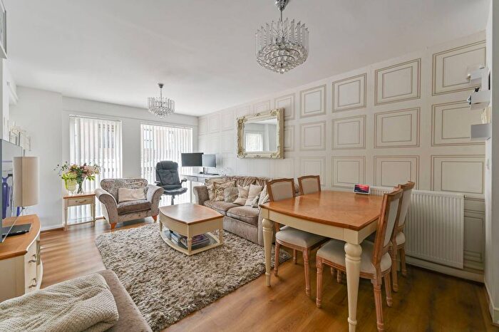 2 Bedroom Flat To Rent In Mullins Place, Clapham Park, London, SW4