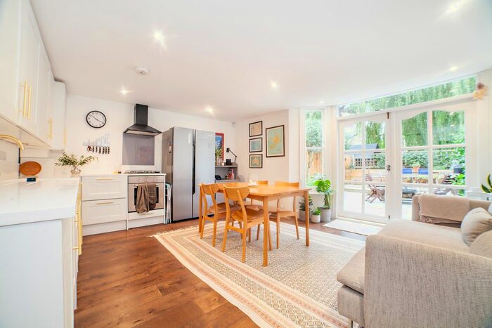 2 Bedroom Flat To Rent In Holmewood Gardens, London, SW2