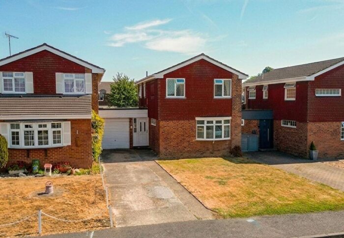 3 Bedroom Link Detached House For Sale In Pemberton Close, Aylesbury, HP21