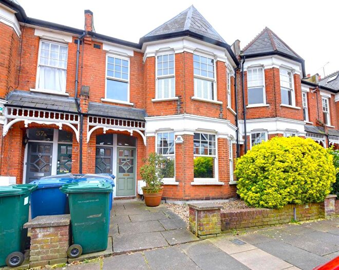 2 Bedroom Maisonette For Sale In Sedgemere Avenue, East Finchley, N2