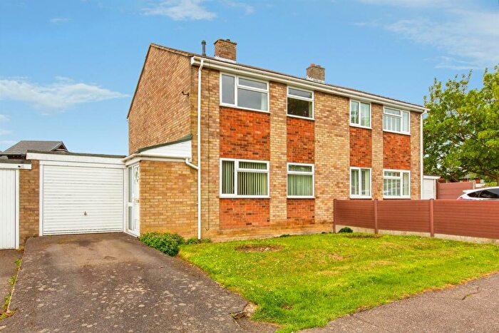 3 Bedroom Semi-Detached House For Sale In Hamlet Close, Hartford, Huntingdon, PE29
