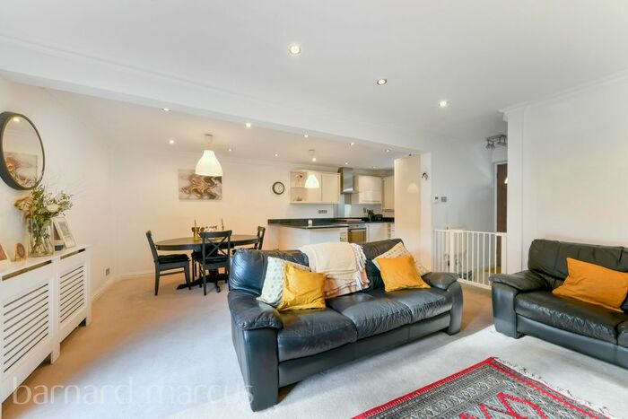 2 Bedroom Flat To Rent In Frimley Close, London SW19