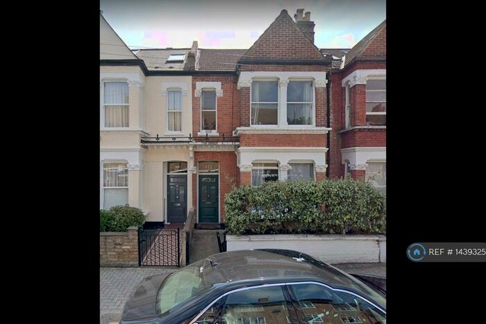 2 Bedroom Flat To Rent In Boundaries Road, London, SW12