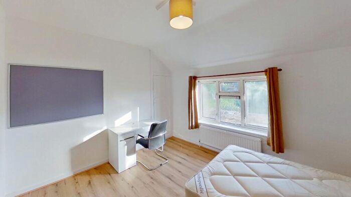 6 Bedroom Semi-Detached House To Rent In The Chase, Guildford., GU2