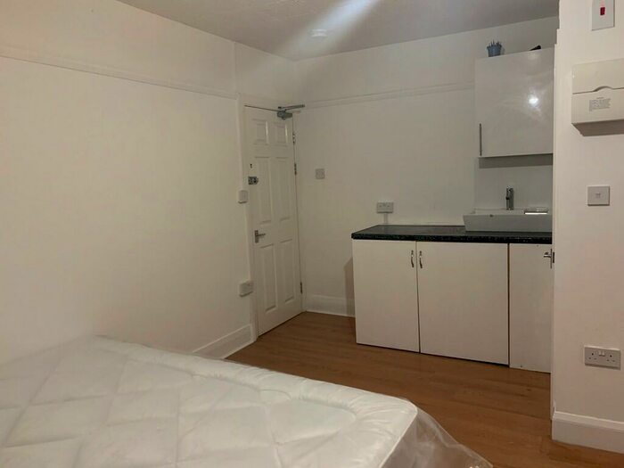 Studio To Rent In Bedsit To Rent, CR7