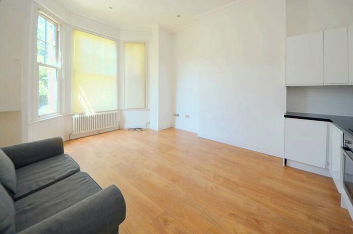 1 Bedroom Flat To Rent In Kings Avenue, London, SW4
