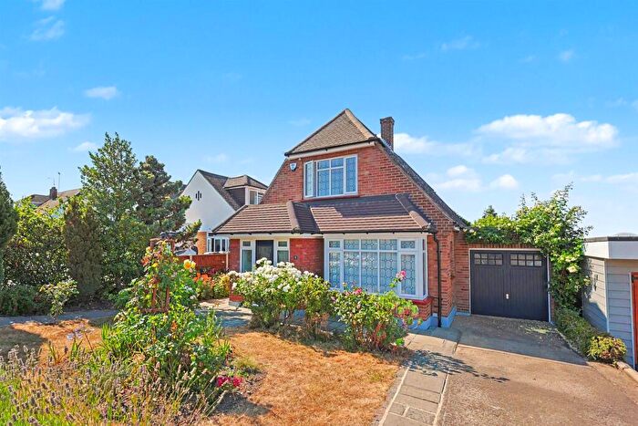 3 Bedroom Detached House For Sale In Eastview Drive, Rayleigh, SS6
