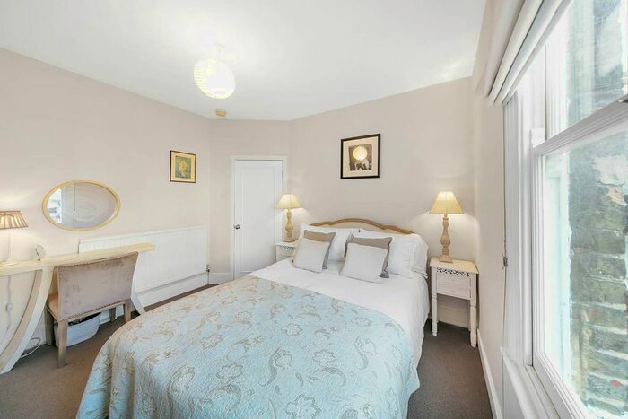 2 Bedroom Flat To Rent In Warriner Gardens, Battersea Park, London, SW11