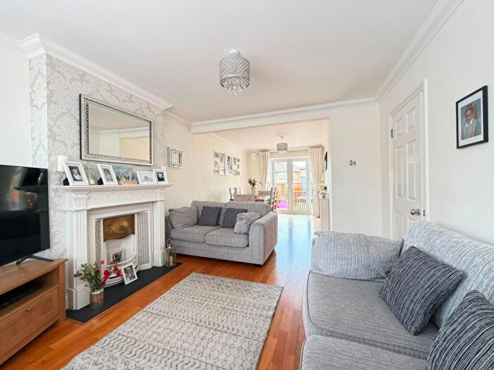 4 Bedroom End Of Terrace House For Sale In Glenton Close, Rise Park, RM1