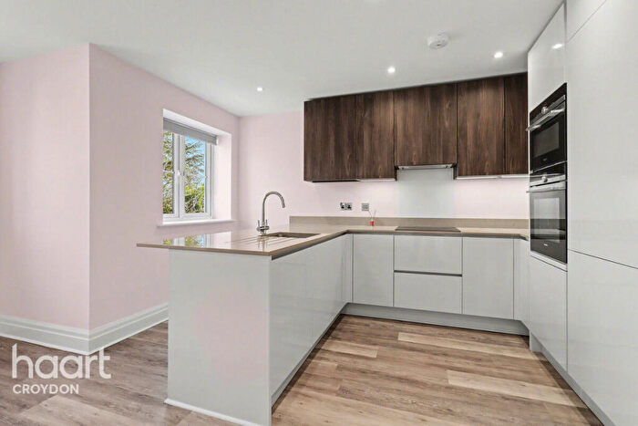 2 Bedroom Flat For Sale In Limpsfield Road, Warlingham, CR6