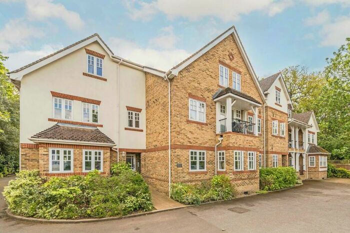 2 Bedroom Flat To Rent In Haven Court, Esher, KT10