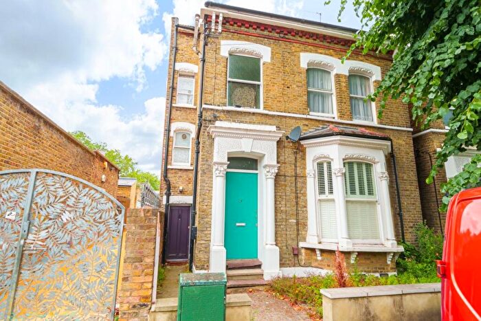 2 Bedroom Flat For Sale In Gowlett Road, London, SE15