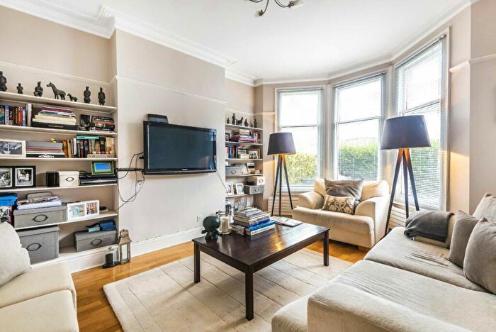 2 Bedroom Flat To Rent In Glenfield Road, Balham, SW12